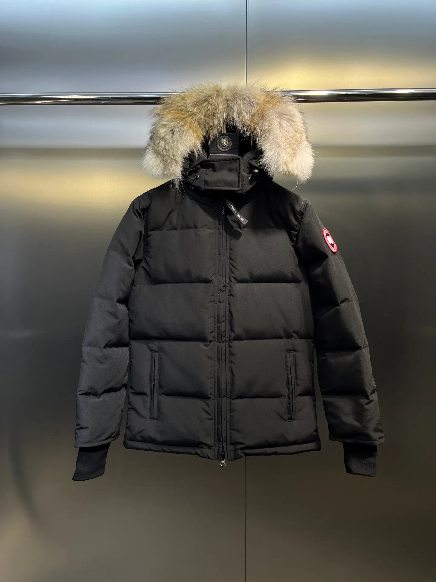 P860 Canada Goose Canada # Expedition04 Parker, a treasure of Canadian origin! Limited supply worldwide! Canada Goose Model 04 is a top-notch couple model, polar cold-proof outdoor series fur collar detachable hooded parka down jacket, the first Goose in 2024. I hope my partners like the top quality, and I hope everyone can evaluate it together! The most popular cool items of the Big Goose family in 2024 are online. The same popular product of Yi Yang Qianxi is said to be a joint limited edition Big Goose that cannot be bought in autumn and winter. If you dislike the sameness of the Big Goose in the past, then this model will definitely give you a different experience! This year's most powerful couple's collection for autumn and winter is online, a top-notch luxurious ready-to-wear style, paired with an outdoor warm down jacket with great style and charm! The most standard and classic items of the Daye family in the past two years are equipped with unique reflective stripes for embellishment, which further shows the high-end fashion performance effect. With the embellishment of hardware buckles, it has excellent performance effect. The upper body is clean, simple and elegant, even for urban leisure. It is suitable for various occasions. Designed with large pockets, this model has a large capacity and is equipped with reflective stripes, making it safer at night. It is suitable for various adventure activities. It is made of windproof and waterproof technical materials. The interior is filled with full white duck down, which is absolutely cold-proof and warm. It also has a stand-up collar design and fine fluff at the collar, with meticulous attention to detail! The charm of this model is also more spiritual, and the upper body has more temperament and specifications. It perfectly shows the ultra-high standard of fashionable performance of this model, integrating outdoor and life, and you can even create high-street wear! The most pinnacle limited-edition goose that we have presented so far, both in terms of design and detailed materials, it is completely outstanding. The grand and evergreen version design is matched with cool reflective elements. The overall appearance can be said to be quite high, and it has that kind of powerful outdoor performance! It combines high-end casual attributes with high-street style. It is high-grade, domineering, warm, and beautiful. The visibility of the upper body is quite strong, and the configuration of the owl element is highly brand-recognizable. It fully complements the overall brand performance and visual effects, and also has the high-end sense of fashion and fashionable performance. It is a must-buy product because it is the most awesome down brand on the planet and one of Canada's three national treasure brands. It is also a sentimental down luxury brand. In the field of polar cold-proof clothing, Goose has made an irreplaceable contribution... Size: xs s m l xl
